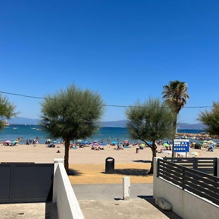 Apartamento En La Playa. Free Parking. Free Wifi L' Escala Bagian luar foto