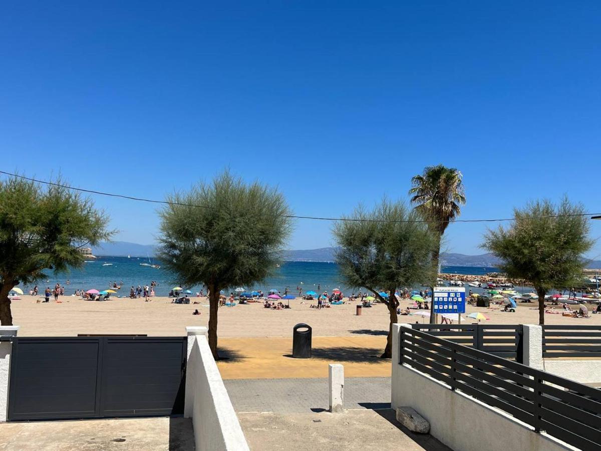 Apartamento En La Playa. Free Parking. Free Wifi L' Escala Bagian luar foto