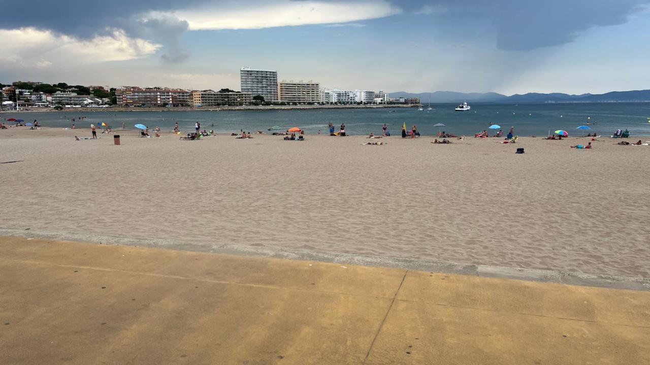 Apartamento En La Playa. Free Parking. Free Wifi L' Escala Bagian luar foto