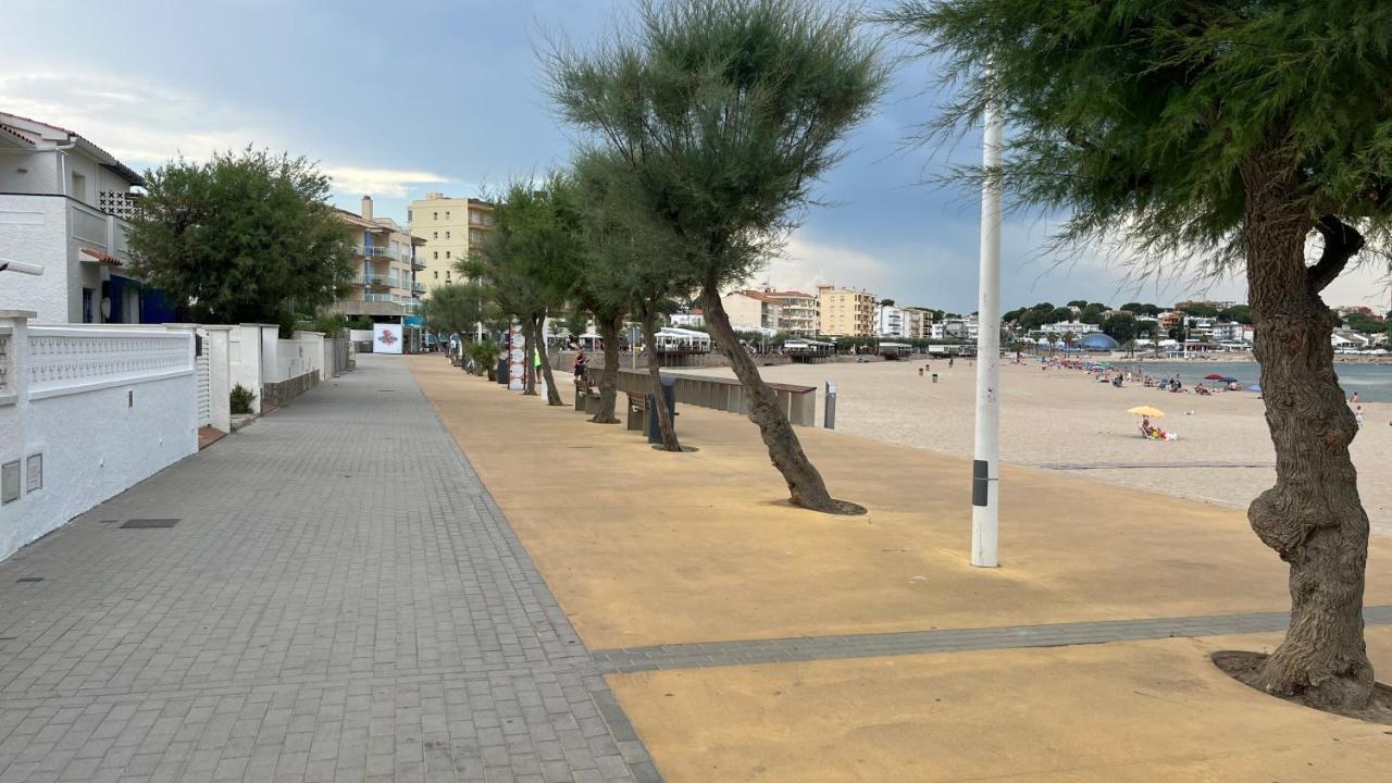 Apartamento En La Playa. Free Parking. Free Wifi L' Escala Bagian luar foto