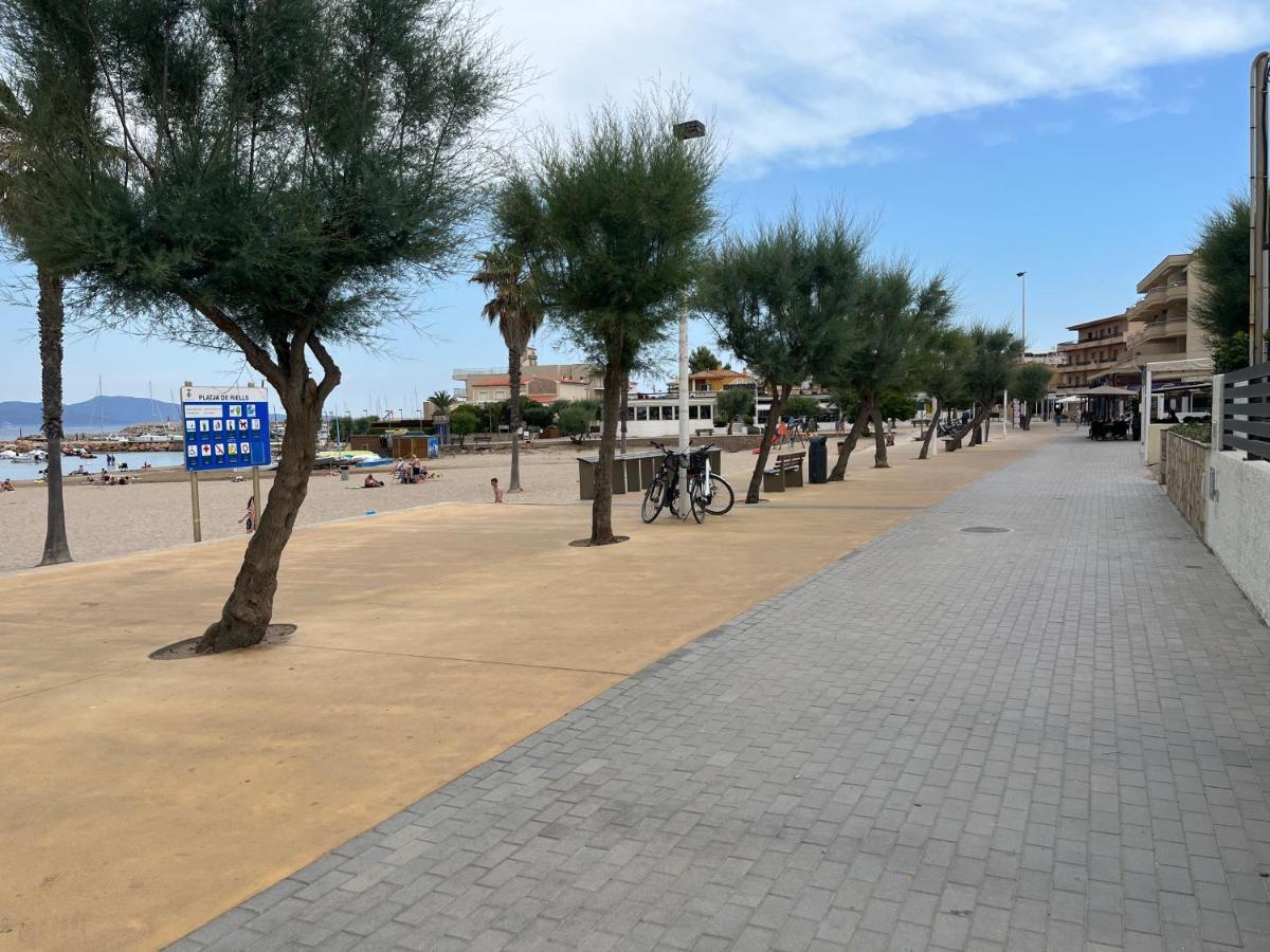 Apartamento En La Playa. Free Parking. Free Wifi L' Escala Bagian luar foto